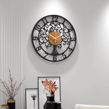 Horloge murale Arbre de Vie en métal et bois mise en valeur sur un mur intérieur épuré avec décoration florale