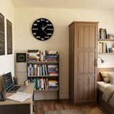 Horloge murale informatique cadran noir fixée au mur d'une chambre près d'une bibliothèque remplie de livres de programmation et d'une armoire en bois