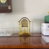 Petite horloge dorée miniature sur meuble en bois, véritable pendulette à quartz de table 20x14 cm.