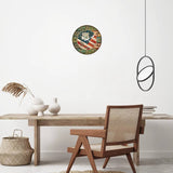 Une horloge murale américaine vintage Route 66 intégrée dans un décor bohème. Elle est suspendue sur un mur beige épuré, près de tables basses en bois et de plantes d'inspiration naturelle.