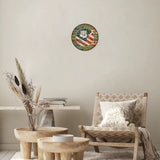 horloge murale américaine ronde au design vintage, affichant le drapeau des États-Unis et le logo de la "Route 66". En dessous, un long bahut en bois flottant abrite des livres et un vase rempli d'herbes de la pampa. À droite, un fauteuil en rotin avec un coussin crème et une couverture ethnique crée un espace de détente confortable. L'ensemble est complété par des tables basses gigognes en bois clair et un tapis en jute au sol.