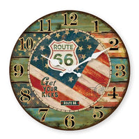 Horloge murale américaine vintage Cadran rond de 30 cm, effet bois patiné et vieilli, drapeau des États-Unis (Stars and Stripes), logo et bouclier de la Route 66, inscription "Get Your Kicks", grands chiffres arabes noirs et dorés, aiguilles blanches style usa amerique decorative