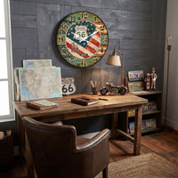 Une horloge murale américaine est un accessoire de décoration incontournable pour insuffler un style rétro, industriel ou "vintage" à votre intérieur. Inspirée par la culture routière des États-Unis, elle met souvent à l'honneur des motifs emblématiques tels que le drapeau étoilé (Stars and Stripes), les plaques d'immatriculation vintage ou le célèbre logo de la Route 66.
