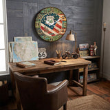Une horloge murale américaine est un accessoire de décoration incontournable pour insuffler un style rétro, industriel ou "vintage" à votre intérieur. Inspirée par la culture routière des États-Unis, elle met souvent à l'honneur des motifs emblématiques tels que le drapeau étoilé (Stars and Stripes), les plaques d'immatriculation vintage ou le célèbre logo de la Route 66.
