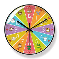 Cette horloge murale pour enfant se distingue par son cadran original entouré de plusieurs petits animaux qui semblent s’en détacher pour donner du relief à l’ensemble. Son design coloré et ludique apporte une touche amusante à la chambre des enfants.

Facile à intégrer dans une chambre, une salle de jeux ou un espace pour enfant, cette horloge associe un cadran classique à un décor animalier plein de charme