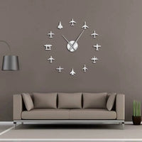 Horloge murale géante argentée sur mur gris dans un salon moderne minimaliste