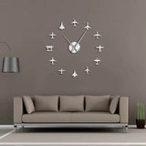Horloge murale géante argentée sur mur gris dans un salon moderne minimaliste