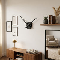 Grande horloge murale avec aiguille noir géante noire sans cadran installée dans un salon scandinave moderne