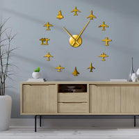 horloge murale avion jaune doré au dessus d'un meuble de salon moderne