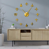 horloge murale avion jaune doré au dessus d'un meuble de salon moderne
