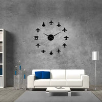 horloge murale noir avion géante au dessus d'un canapé blanc dans le salon design