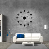 horloge murale noir avion géante au dessus d'un canapé blanc dans le salon design