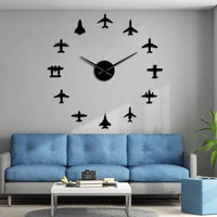 Horloge murale noire design aviation dans un salon style loft industriel sur mur en béton