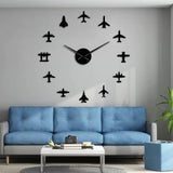 Horloge murale noire design aviation dans un salon style loft industriel sur mur en béton