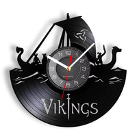 Horloge murale Viking en disque vinyle représentant un drakkar bateau sur la mer