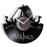 Horloge murale Viking en disque vinyle représentant un drakkar bateau sur la mer