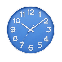 Horloge miroir bleu clair ronde de 30 cm, au design moderne, avec aiguilles blanches, idéale pour la cuisine, la chambre ou le salon.