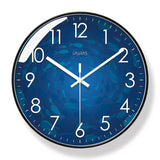 Horloge murale bleu océan moderne avec cadran noir, décorée de poissons et d’éléments marins. Son design original associe les nuances bleues à un fond noir élégant pour créer une décoration murale pleine de caractère. Cette horloge apporte une ambiance inspirée de l’océan dans un salon, une chambre ou une pièce de vie.