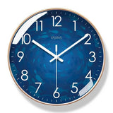 Horloge murale bleu océan moderne avec cadran doré, décorée de poissons et d’éléments marins. L’association du bleu océan et des détails dorés crée un rendu élégant et chaleureux. Cette horloge murale originale apporte une touche marine raffinée à la décoration d’un salon, d’une chambre, d’une cuisine ou d’une autre pièce.
