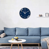 Horloge murale ronde bleu roi de 30 cm au design moderne et classique, avec aiguilles blanches et chiffres dorés, décoration simple et élégante pour salon