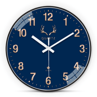 Horloge murale ronde bleu roi de 30 cm au design moderne et classique, avec aiguilles blanches et chiffres dorés, décoration simple et élégante pour chambre, salon ou cuisine.