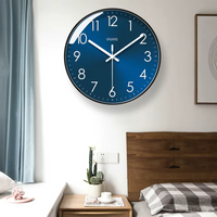 Horloge murale bleue au cadran bleu profond avec douze chiffres blancs et trois aiguilles blanches. Son contour noir souligne son allure contemporaine. Cette horloge au style moderne et épuré convient à une décoration minimaliste dans la chambre.