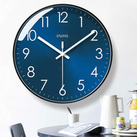 Horloge murale bleue au cadran bleu profond avec douze chiffres blancs et trois aiguilles blanches. Son contour noir souligne son allure contemporaine. Cette horloge au style moderne et épuré convient à une décoration minimaliste dans le salon.