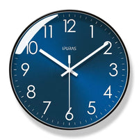 Horloge murale bleue au cadran bleu profond avec douze chiffres blancs et trois aiguilles blanches. Son contour noir souligne son allure contemporaine. Cette horloge au style moderne et épuré convient à une décoration minimaliste dans un salon, une chambre ou un bureau aux lignes sobres.