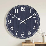 Grande horloge murale bleue marine ancienne suspendue au-dessus d'un meuble en bois décoré d'un vase et d'une statuette.r