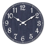 Horloge murale bleue marine ancienne ronde avec cadran effet bois, chiffres arabes blancs et aiguilles rétro.