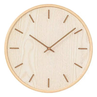 Horloge murale design scandinave en bois clair, cadran minimaliste et mécanisme silencieux pour salon ou cuisine.
