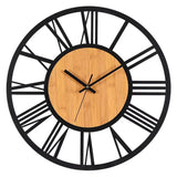 Cette horloge murale en bois et métal de 40 cm associe un style industriel et scandinave à une forme ronde et minimaliste chiffre romain sur fond blanc