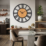 Cette horloge murale en bois et métal de 40 cm chiffres romain associe un style industriel et scandinave à une forme ronde et minimaliste, idéale pour la cuisine