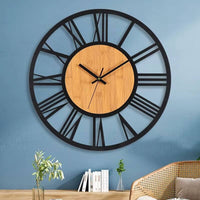 Cette horloge murale en bois et métal de 40 cm associe un style industriel et scandinave à une forme ronde et minimaliste avec fond bleu