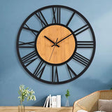 Cette horloge murale en bois et métal de 40 cm associe un style industriel et scandinave à une forme ronde et minimaliste avec fond bleu
