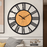 Cette horloge murale en bois et métal de 40 cm associe un style industriel et scandinave à une forme ronde et minimaliste, idéale pour au dessus du canape