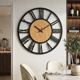 Cette horloge murale en bois et métal de 40 cm avec chiffre romains associe un style industriel et scandinave à une forme ronde et minimaliste, idéale pour salle à manger