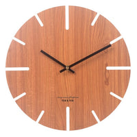 Horloge murale en bois brun minimaliste avec encoches ajourées et aiguilles foncées