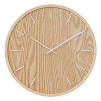 Pendule murale en bois naturel avec veinage apparent, aiguilles blanches et esthétique moderne d'inspiration hygge.