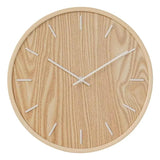 Pendule murale en bois naturel avec veinage apparent, aiguilles blanches et esthétique moderne d'inspiration hygge.