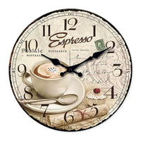 Horloge murale ronde au design rétro et vintage avec fond effet parchemin, tasse de cappuccino et chiffres arabes noirs, idéale pour la décoration d'une cuisine