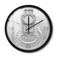 Horloge murale canette de bière avec cadran noir mat. Son contraste avec le fond argenté crée une décoration originale pour une cuisine ou un espace bar.