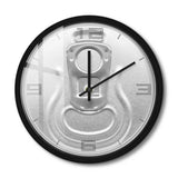 Horloge murale canette de bière avec cadran noir mat. Son contraste avec le fond argenté crée une décoration originale pour une cuisine ou un espace bar.
