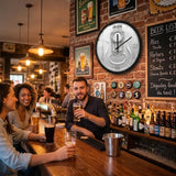 Horloge murale canette de bière avec cadran noir mat. Son contraste avec le fond argenté crée une décoration originale dans un bar pub sur le mur