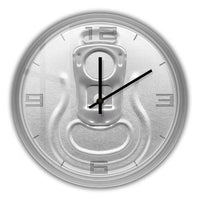 Horloge murale cuisine canette de bière sans cadran au style 100 % métallique. Son effet aluminium réaliste apporte une touche originale à la décoration de cuisine.