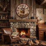 Une horloge murale en bois avec une illustration de cerf accrochée au-dessus d'une cheminée en pierre dans un salon de cabane rustique.