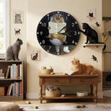 Ambiance déco chaleureuse avec l'horloge murale chat humoristique pour toilettes ou salon