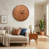 une horloge murale avec des chiffres arabes dans un salon moderne contemporain design