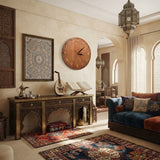 une horloge murale avec des chiffres arabes dans un salon orientale traditionnel décorative
