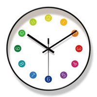 Horloge murale nordique à cadran blanc avec douze chiffres colorés formant un cercle multicolore, allant de l’orange au rouge, rose, mauve, bleu, vert et jaune. Aiguilles noires et contour de cadran noir, avec un design scandinave minimaliste et épuré. avec cadran noir